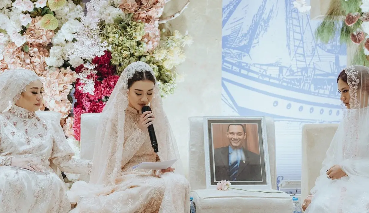 Semakin mewah dengan aksesori silver yang mempermanis tampilannya. [@rezaartameviaofficial/@angelinasondakh09].