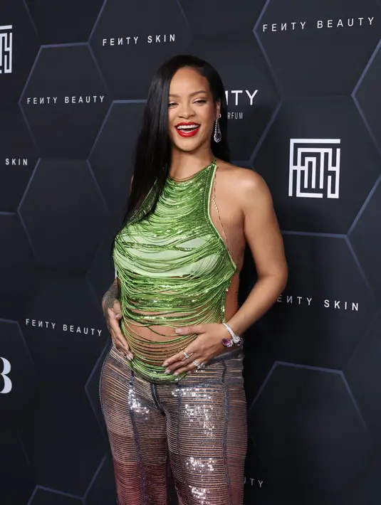 Rihanna berpose saat perayaan produk kecantikannya Fenty Beauty dan Fenty Skin di Goya Studios, Los Angeles, California, Amerika Serikat, 11 Februari 2022. Rihanna diketahui tengah hamil anak pertama dengan kekasihnya, A$AP Rocky. (Mike Coppola/Getty Images/AFP)