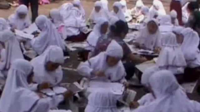 Hari Batik Nasional, Ratusan Siswa SD Membatik Massal