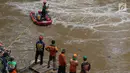 Petugas SAR dari unsur Damkar PB bersama petugas PPSU melakukan operasi pencarian di Kalibaru, Jakarta, Kamis (20/12). Operasi pencarian terkait informasi adanya orang tenggelam di Kalibaru, Pasar Rebo, Jakarta Timur. (Liputan6.com/Helmi Fithriansyah)