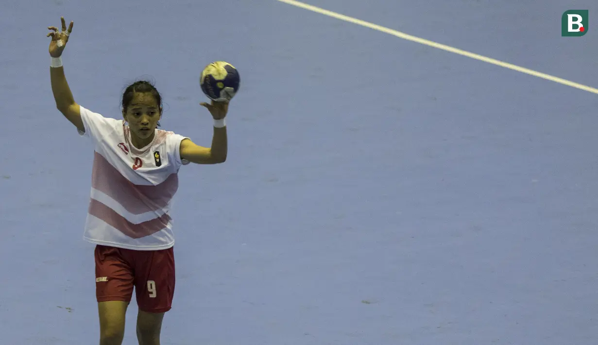 Atlet bola tangan Indonesia, Lia Apriliani, saat melawan Malaysia pada laga Asian Games 2018 di GOR Popki Cibubur, Jakarta Timur, Selasa (14/8/2018). Indonesia menang 23-15 atas Malaysia. (Bola.com/Vitalis Yogi Trisna)