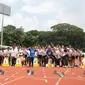 Para peserta nomor sprint 100 meter Energen Champion SAC Indonesia National Championship berfoto bareng sprinter nasional  Lalu Muhammad Zohri dan Valentin Lonteng pada sesi track trial dan Athletic clinic di Stadion Madya GBK, Senayan, Jakarta, Kamis (12/1).