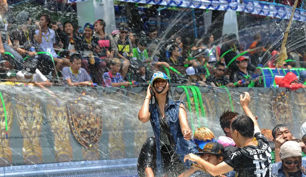 Sejumlah muda-mudi terlihat menikmati Festival Air. Penonton juga ikut menyemmprotkan air ke tubuh mereka, Yangon, Myanmar, Rabu (16/4/2014) (AFP Photo/Soe Than Win)