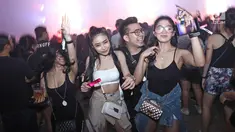 Para penonton saat menikmati musik dalam acara Invasion 2017 yang bertajuk Lost In Wonderland di Jakarta, Jumat (22/9). Sejumlah DJ dunia menghibur para party goers Indonesia. (Liputan6.com/Herman Zakharia)