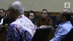Terdakwa suap pengadaan pesawat dan mesin pesawat di PT Garuda Indonesia,  Emirsyah Satar mendengarkan keterangan saksi di Pengadilan Tipikor Jakarta, Kamis (30/1/2020). Sidang beragendakan mendengarkan keterangan dua saksi, Kabul Riwanto dan Welfridus Korbaho. (Liputan6.com/Angga Yuniar)