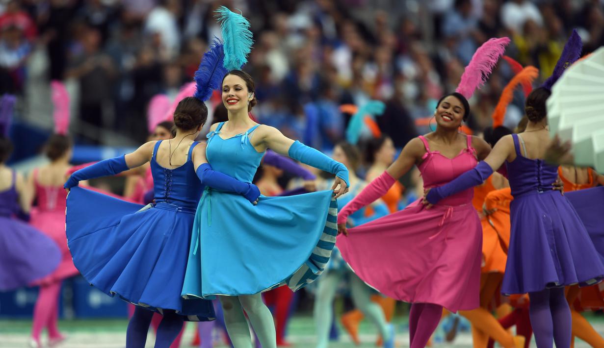 Sejumlah wanita menari saat upacara pembukaan Piala Eropa 2016 jelang laga Prancis melawan Rumania di Stade de France, Prancis, Jumat (10/6/2016) atau Sabtu dini hari WIB. (AFP/Francisco Leong) 