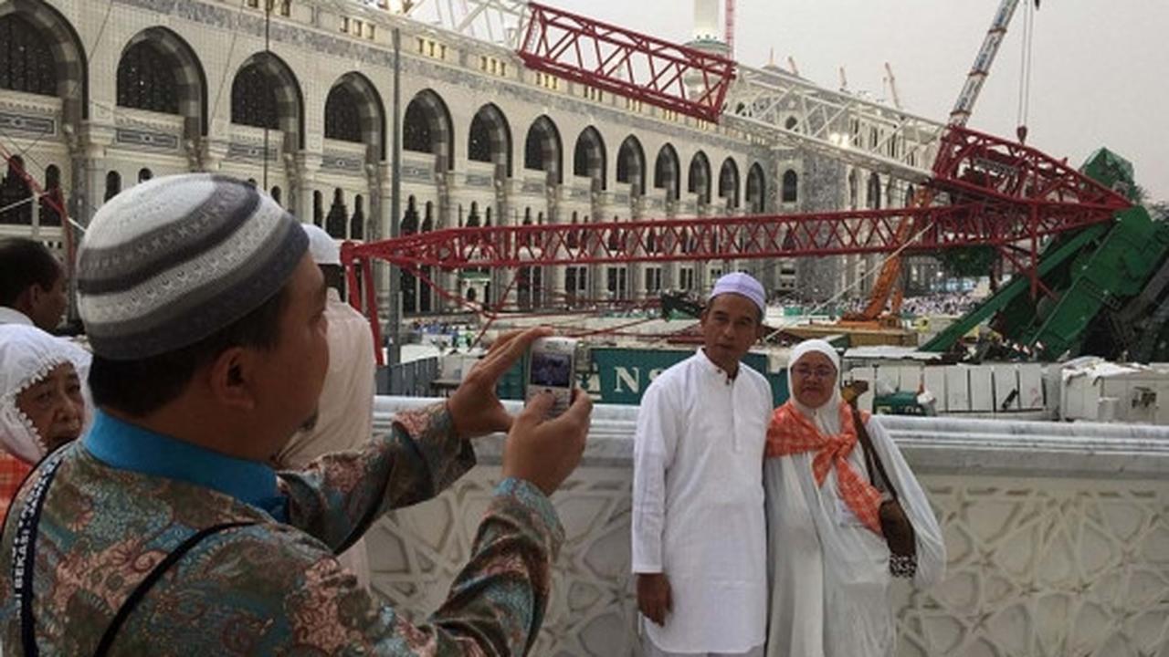 Gaya narsis jemaah haji foto-foto di lokasi crane jatuh