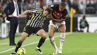 Striker Juventus, Federico Chiesa (kiri) menguasai bola di bawah tekanan bek AC Milan, Malick Thiaw pada laga pekan ke-37 Liga Italia 2022/2023 di Allianz Stadium, Turin, Senin (29/5/2023) dini hari WIB. (LaPresse via AP Photo/Tano Pecoraro)