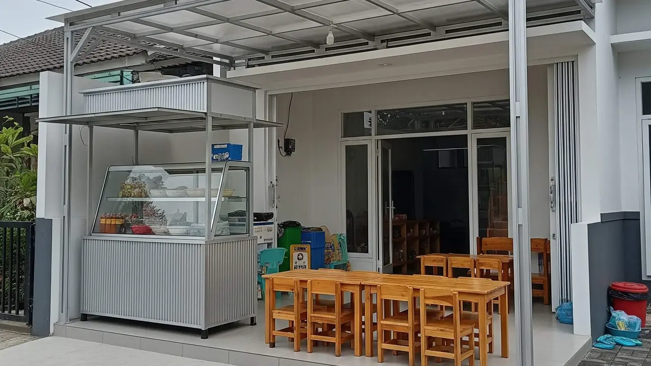 Desain Warung Jajan Anak Depan Rumah dengan Etalase Aluminium