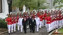 Presiden Jokowi bersama dengan Wapres Jusuf Kalla saat kirab pelantikan Gubernur dan Wakil Gubernur DKI Jakarta Anies Baswedan dan Sandiaga Uno periode 2017-2022 di Istana Negara, Jakarta, Senin (16/10). (Liputan6.com/Angga Yuniar)