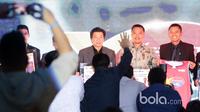 Menpora, Imam Nahrawi (tengah) bersama Presiden Direktur, Azrul Ananda (kanan) memberikan sambutan pada perayaan satu Dekade Honda DBL 2017 di Thamrin Nine, UOB Plaza, Jakarta, (7/3/2017). (Bola.com/Nicklas Hanotubun)