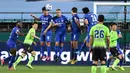 Pemain Suwon Samsung Blue Wings berusaha memblokir tendangan pemain Jeonbuk Hyundai Motors pada laga K-League Korea Selatan di Jeonju World Cup Stadium, Jeonju, Jumat (8/5/2020). Jeonbuk Hyundai Motors menang 1-0 atas Suwon Samsung Blue Wings.(AFP/Jung Yeon-Je)