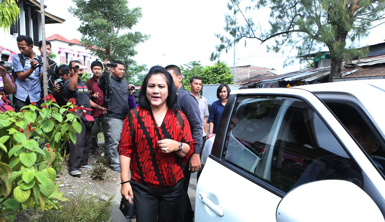 Wartawan media cetak nasional dan lokal ikut meliput "blusukan" Iriani Jokowi di Pasar Nongko. (M. Akrom Sukarya/Bintang.com)