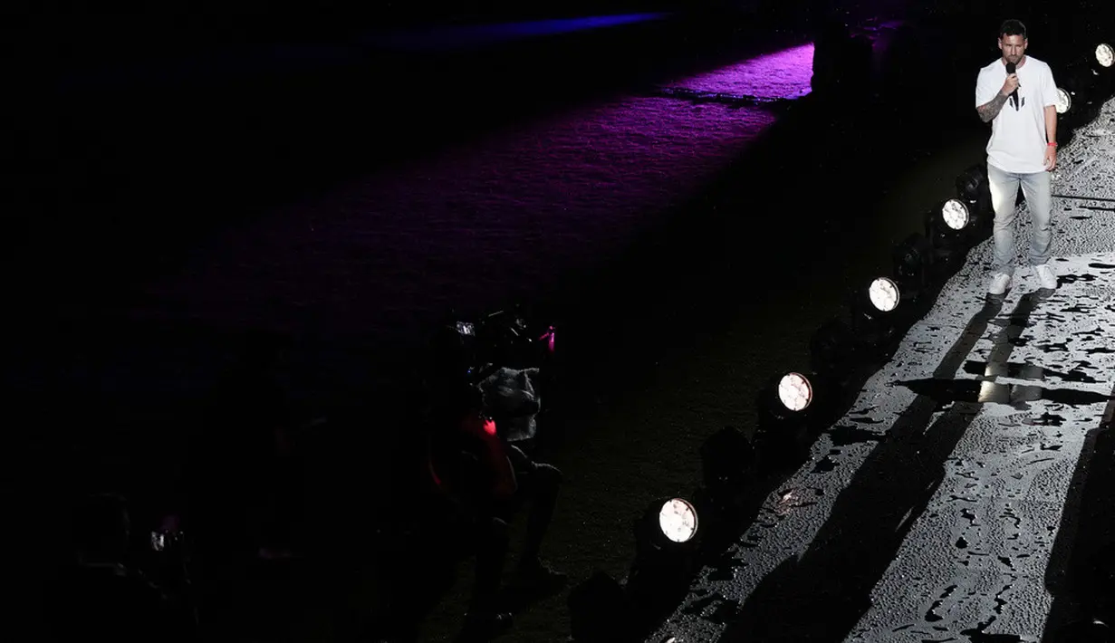 <p>Ini jadi momen pertama Messi tampil di luar Eropa. Meski demikian, bukan berarti sambutan terhadapnya sepi. Sebaliknya, ribuan suporter sudah menanti kapten timnas Argentina itu. (AP Photo/Rebecca Blackwell)</p>