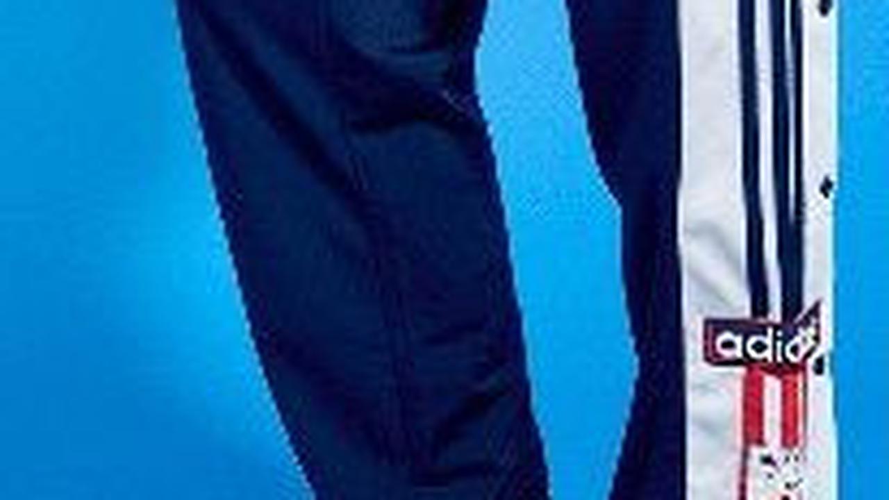<b>Sepatu dengan Warna Biru</b>