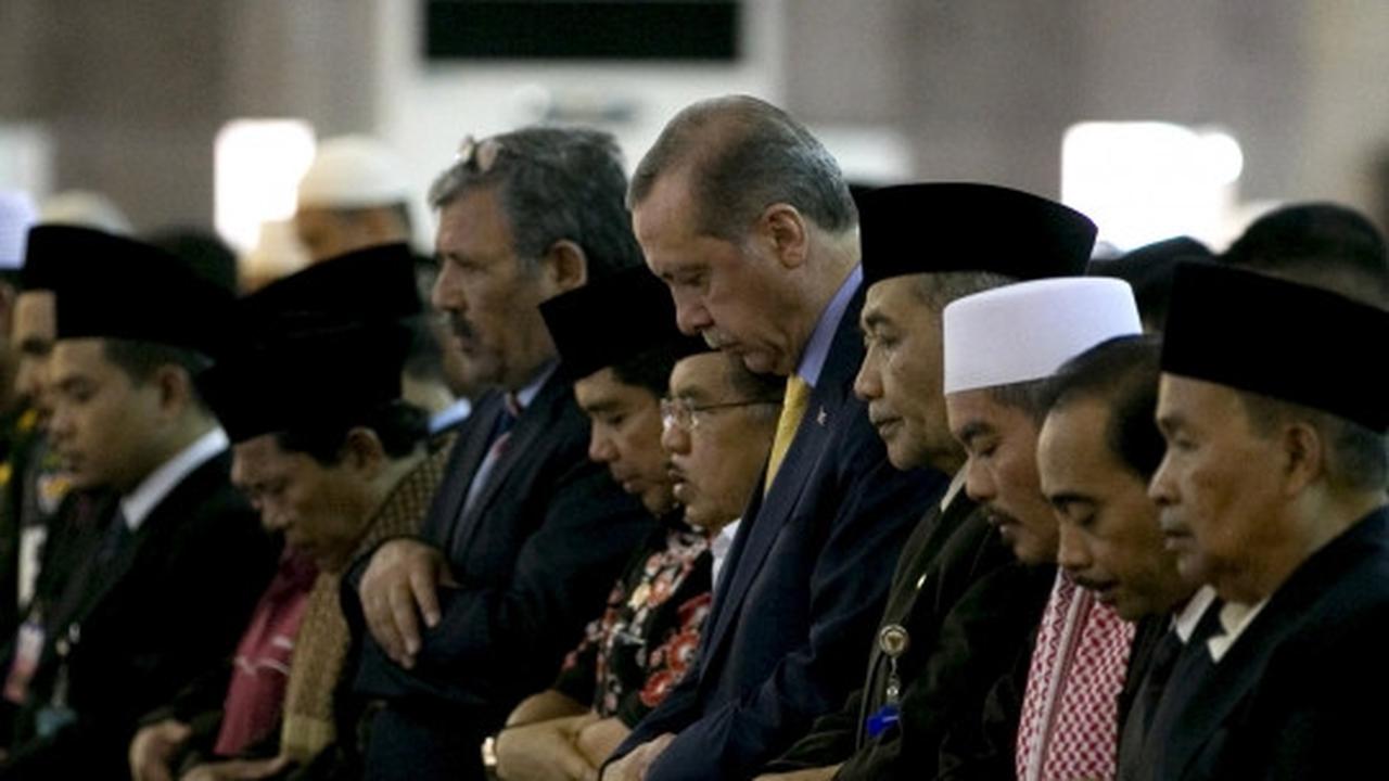 Usai jumatan di Masjid Istiqlal, Presiden Turki diajak selfie jemaah