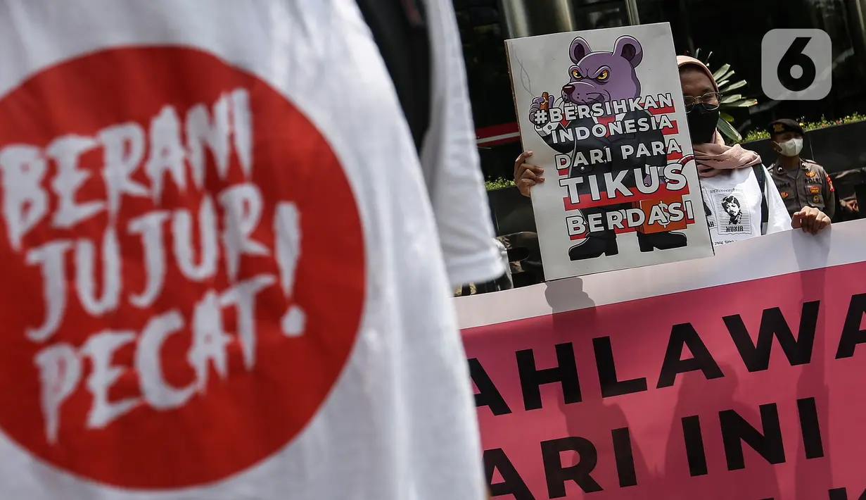 Massa dari gerakan #BersihkanIndonesia melakukan aksi damai di depan Gedung KPK Merah Putih, Jakarta, (9/11/2021). Aksi tersebut menyerukan bangkitnya semangat muda dan kepahlawanan untuk membawa Indonesia dari situasi multi-krisis yang salah satu pangkalnya adalah korupsi. (Liputan6.com/JohanTallo)