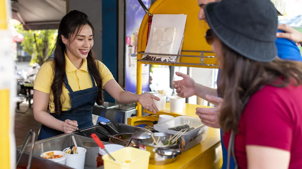 6 Tips Efektif Menjaga Pola Makan Saat Kulineran Agar Timbangan Tetap Aman (photo by freepik.com)