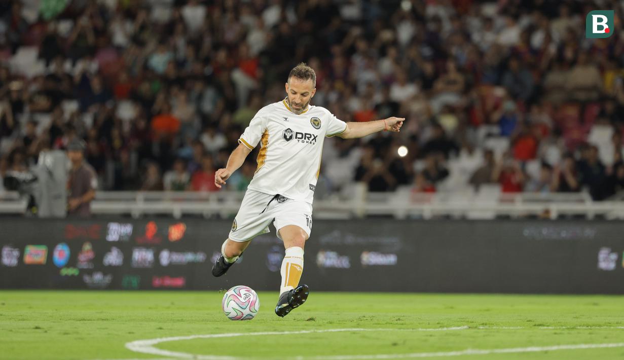 Pemain DRX World Legends, Alessandro Del Piero melakukan tendangan bebas ke gawang Barcelona Legends dalam laga Clash of Legends di Stadion Utama Gelora Bung Karno (SUGBK), Senayan, Jakarta, Sabtu (18/04/2026). (Bola.com/Bagaskara Lazuardi)