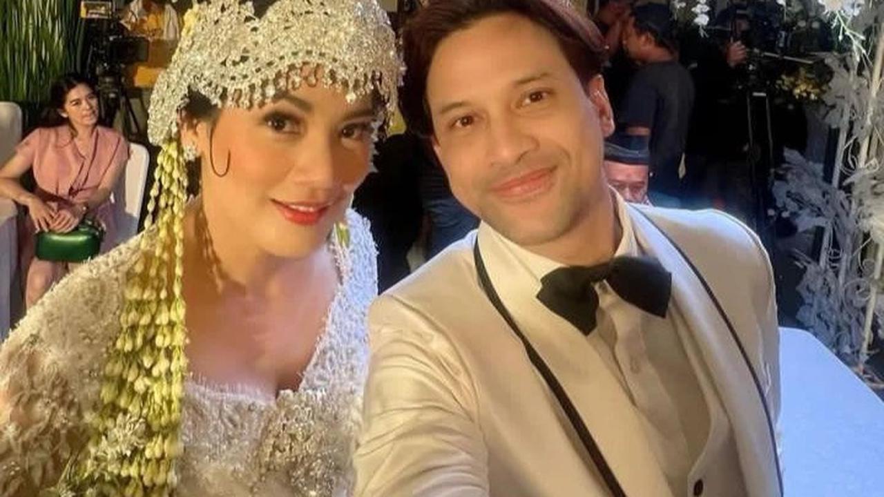 Bak pernikahan sungguhan, Titi Kamal mengenakan busana pengantin warna putih. Ia tampil cantik dengan riasan pengantin khas Sunda. Sedangkan Lucky Perdana mengenakan setelan jas dengan warna senada.