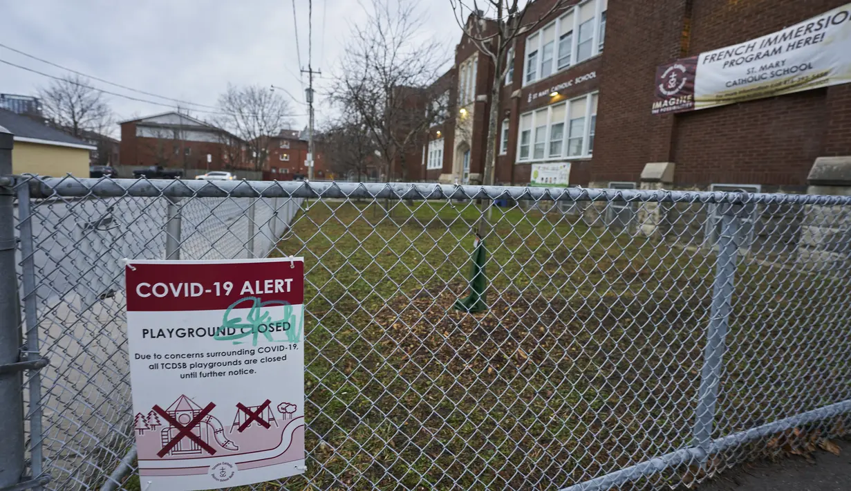 Sekolah Katolik St. Mary di Toronto, Ontario, ditutup pada Rabu (5/1/2022). Semua sekolah di provinsi terpadat di Kanada, tersebut ditutup dan beralih ke pembelajaran online dalam menghadapi varian Omicron yang menyebar cepat. (Geoff Robins/AFP)