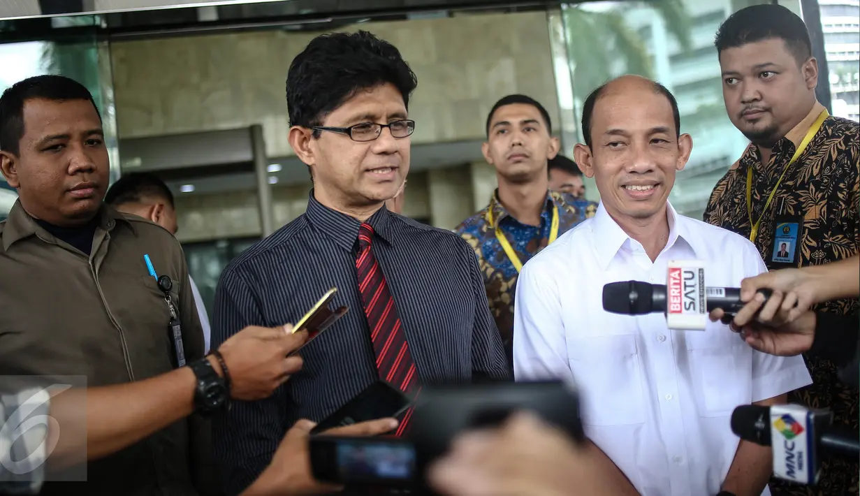Wakil Ketua KPK Laode M. Syarif  (kedua kiri) memberikan keterangan usai bertemu Menteri ESDM Archandra Tahar di KPK, Jakarta, (8/8). Menteri ESDM ingin meningkatkan koordinasi dengan KPK di bawah kepemimpinannya saat ini. (Liputan6.com/Faizal Fanani)