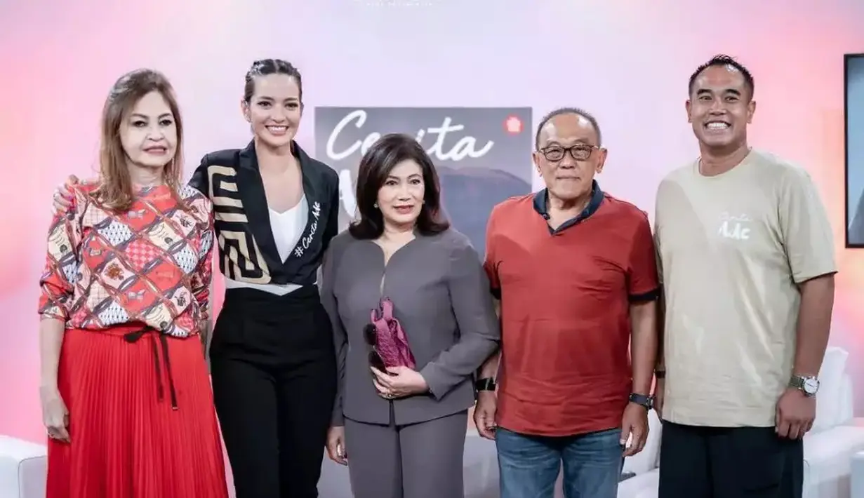 Mertua Nia juga mendukung dengan yang dilakukan oleh anak-anaknya. Termasuk saat Nia beberapa waktu lalu meluncurkan buku pertama yang ditulis. Kedua mertuanya pun memberikan dukungan. [Instagram/@ramadhaniabakrie]