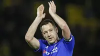 Kapten Chelsea, John Terry, menyapa fans usai laga Liga Premier Inggris melawan Watford. The Blues tak terkalahkan dalma delapan laga terakhir mereka di liga domestik. (Reuters/Stefan Wermuth)