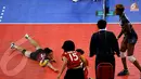 Pemain andalan Jakarta Pertamina Energi harus jatuh bangun menahan bola saat melawan Manokwari Valeria Papua Barat (Liputan6.com/Helmi Fithriansyah)