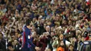 ek Barcelona, Gerard Pique melambaikan tangan kepada fans di akhir pertandingan melawan Almeria di stadion Camp Nou di Barcelona, Spanyol, Minggu (6/11/2022). Dalam laga perpisahannya dengan Barcelona ini, Gerard Pique juga mendapat kesempatan yang spesial. Ia mengenakan jersey khusus dalam momen perpisahannya. (AP Photo/Joan Monfort)