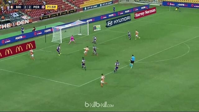 Brett Holman mencetak gol yang dibutuhkan Brisbane Roar saat meraih kemenangan 3-2 atas Perth Glory. Laga kedua tim Liga Australia...
