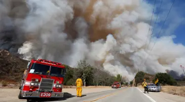 Kebakaran melanda Hutan Nasional Angeles dekat Los Angeles, California, AS (24/7). Sekitar 900 pemadam kebakaran berusaha memadamkan api, dibantu helikopter dan pesawat yang menjatuhkan air dan bahan pemadam. (REUTERS / Jonathan Alcorn)