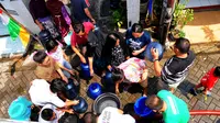 Warga antre saat pembagian bantuan air bersih di Jalan Kakap Raya, Tanggerang, Senin (17/8/2015). Dalam beberapa hari terakhir, warga Tangerang dan sekitarnya kesulitan mendapatkan air bersih. (Liputan6.com/Faizal R Syam)