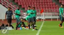 Pemain Timnas Indonesia beristirahat di sela sela latihan jelang final kedua Piala AFF 2016 di Rajamangala Stadium, Bangkok, Thailand, Jumat (16/12). Indonesia akan melakoni laga tandang lawan Thailand. (Liputan6.com/Helmi Fithriansyah)