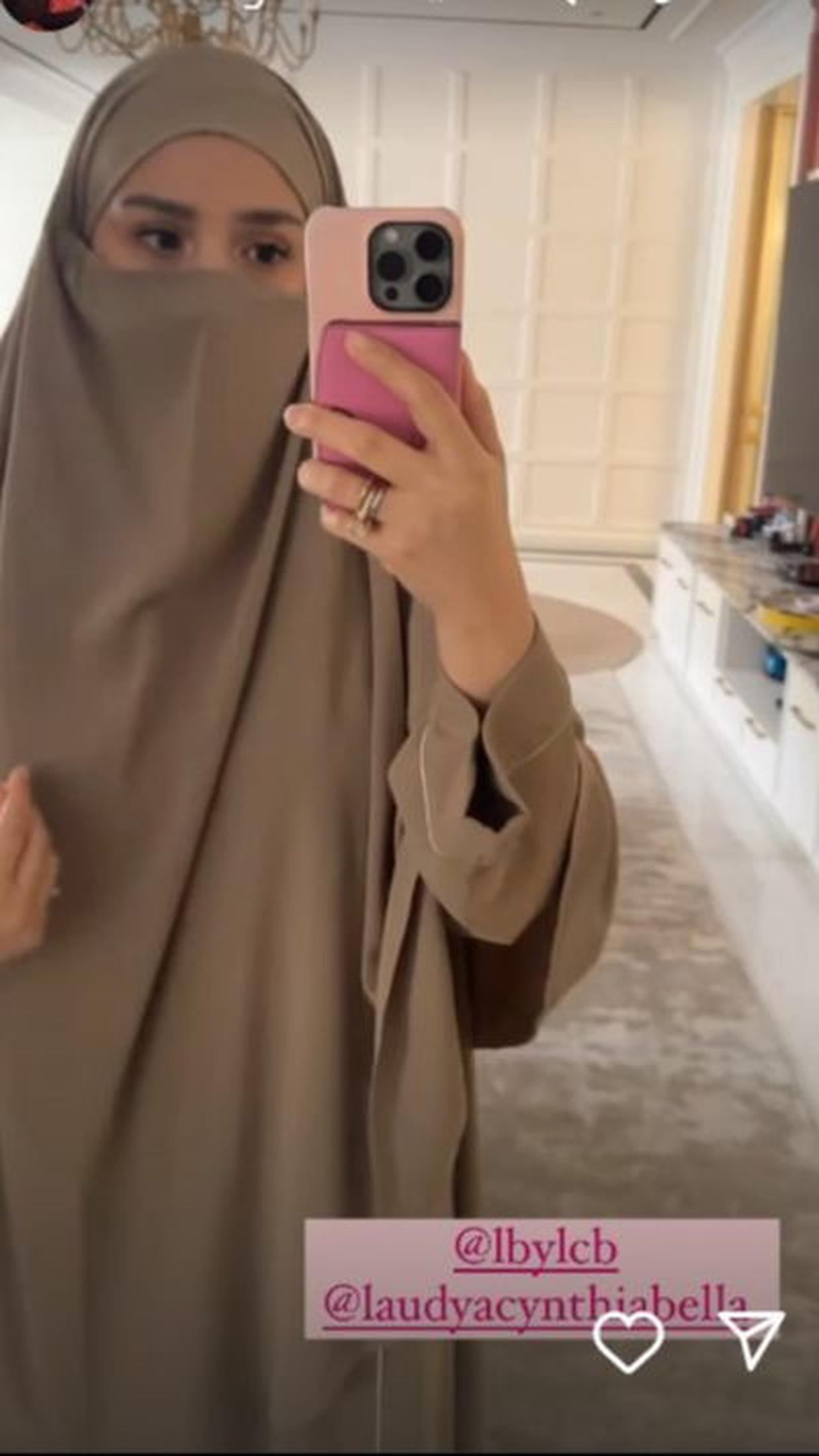 Saat cadarnya dicoba, Nagita terlihat begitu mempesona dan bikin pangling.