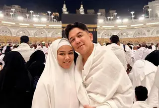 Tanpa riasan glamor, kulitnya tampak sehat dan bercahaya alami. Alis yang rapi, complexion yang terlihat bersih tanpa polesan tebal, serta bibir natural membuat wajahnya terlihat segar dan teduh. [@yurayunita].