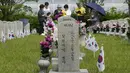 <p>Namun masing-masing pihak tidak mau menerima pembagian batasan hingga kemudian terjadinya perang selama tiga tahun yang dikenal sebagai Perang Korea, yang juga menjadi perang pertama di mana PBB memainkan peran militer. (AP Photo/Ahn Young-joon)</p>