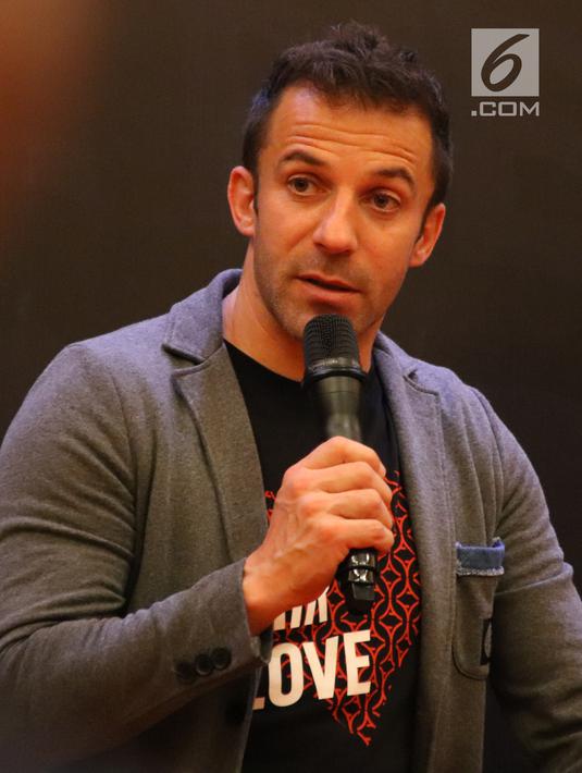 Legenda hidup sepak bola Italia, Alessandro Del Piero memberi sambutan saat coaching clinic di Medan, Sumatera Utara, Kamis (17/5). Menurut mantan pemain Juventus ini sepak bola Indonesia memiliki potensi besar. (Liputan6/comReza Efendi)