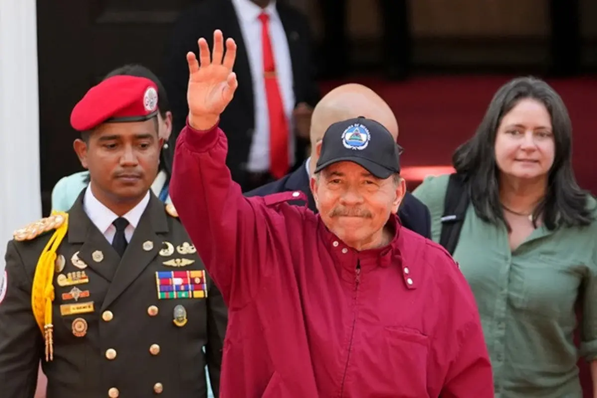 Presiden Nikaragua, Daniel Ortega, melambai setelah menghadiri upacara pelantikan Presiden Venezuela Nicolas Maduro untuk masa jabatan ketiga di Majelis Nasional di Caracas pada 10 Januari 2025.