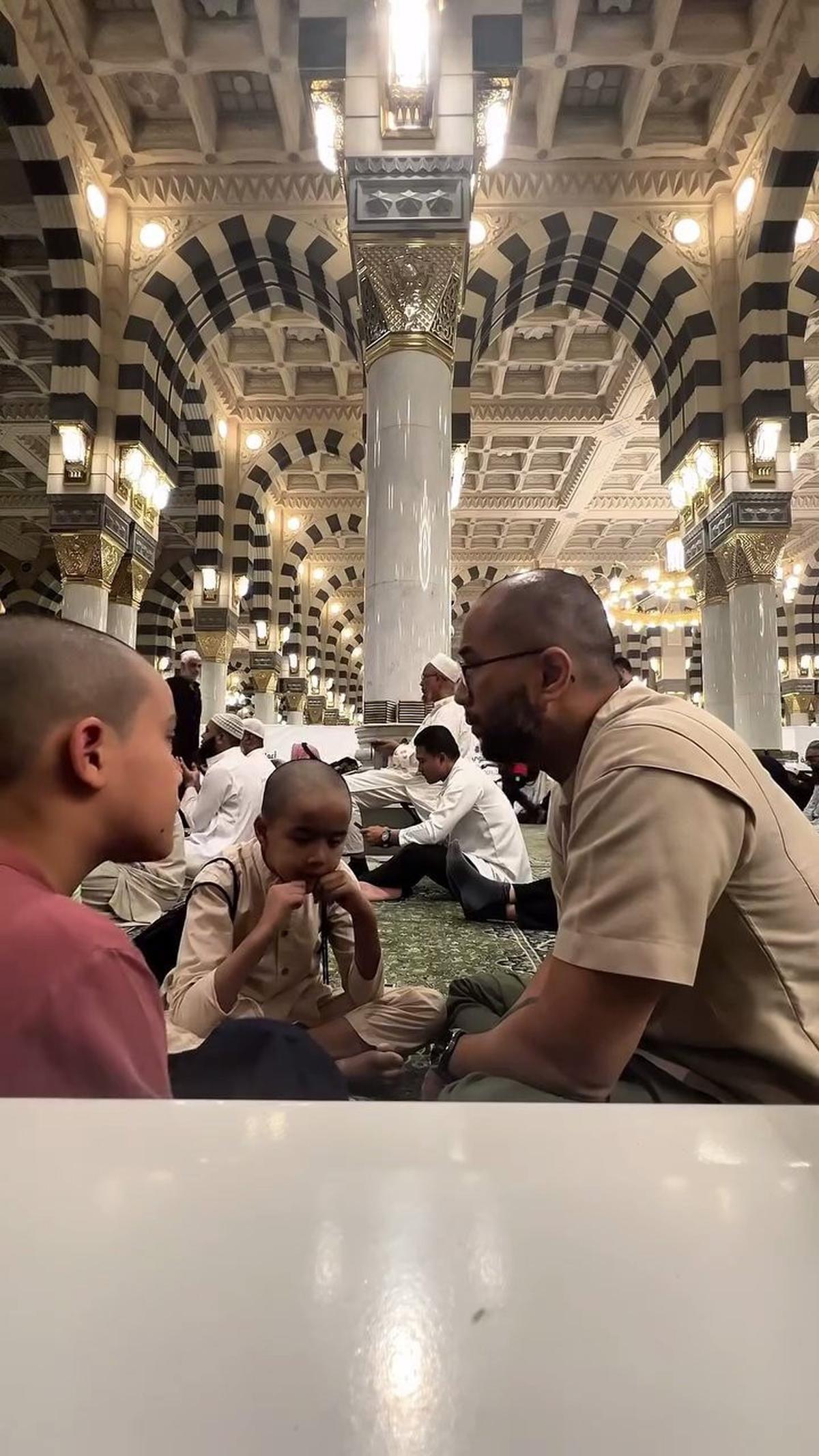 7 Potret Revalina S Temat Umrah Bareng Keluarga, Dua Anak Tampil Kompak dengan Rambut Plontos
