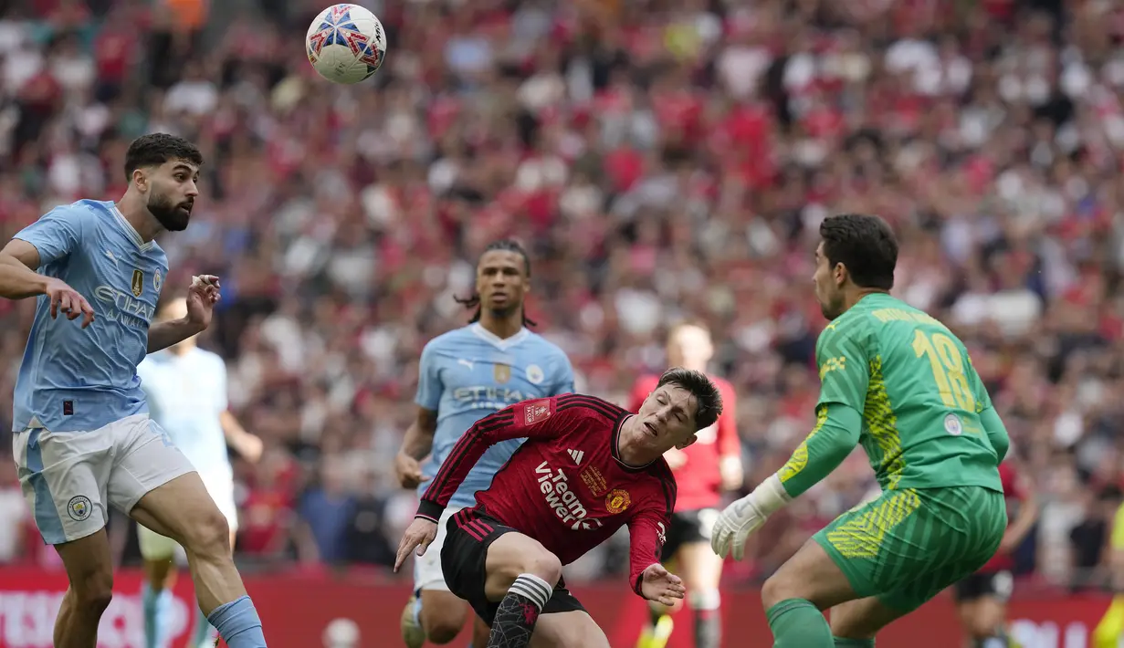 Bek Manchester City, Josko Gvardiol (kiri) berusaha melakukan back pass kepada kiper Stefan Ortega pada laga final Piala FA 2023/2024 di Wembley Stadium, London, Sabtu (25/5/2024). (AP Photo/Kin Cheung)