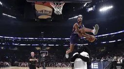 Aksi Bintang Phoenix Suns, Derrick Jones Jr. melompat melewati salah satu maskot pada kontes slam dunk NBA All-Star Saturday Night di New Orleans, (18/2/2017). (Ronald Martinez/Pool via AP)