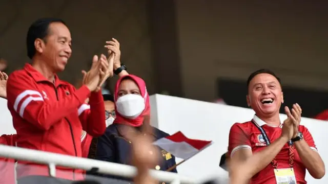 Presiden Jokowi Didampingi Ketum PSSI Iwan Bule menyaksikan laga Piala AFF 2022 antara Indonesia melawan Kamboja