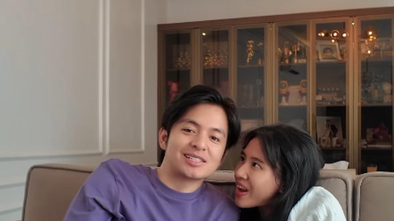 5 Potret Ruang Keluarga Rumah Angga Yunanda dan Shenina Cinnamon, Simpel Tapi Klasik