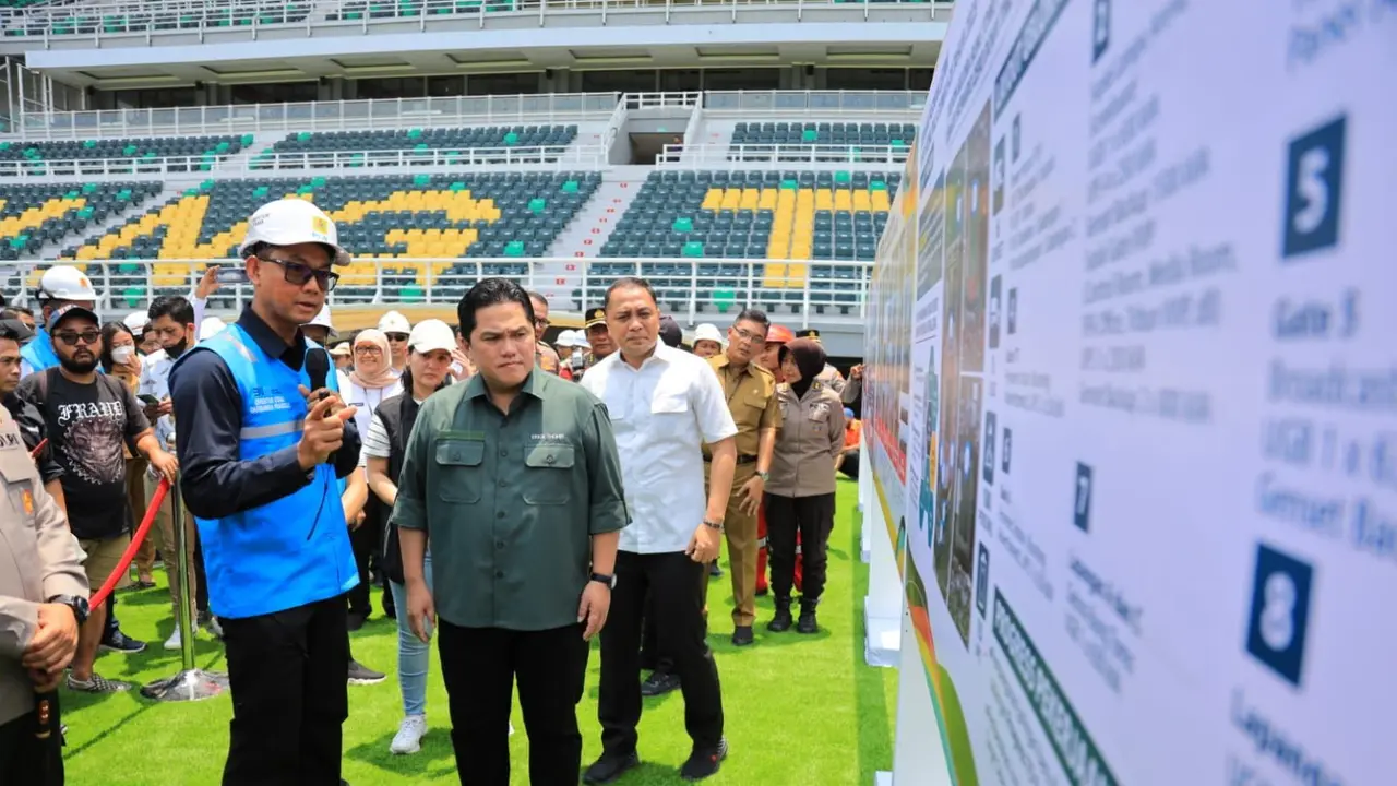 Menteri BUMN sekaligus Ketua Umum PSSI Erick Thohir dan Direktur Utama PLN Darmawan Prasodjo di Stadion Gelora Bung Tomo, Surabaya. (Dok PLN)