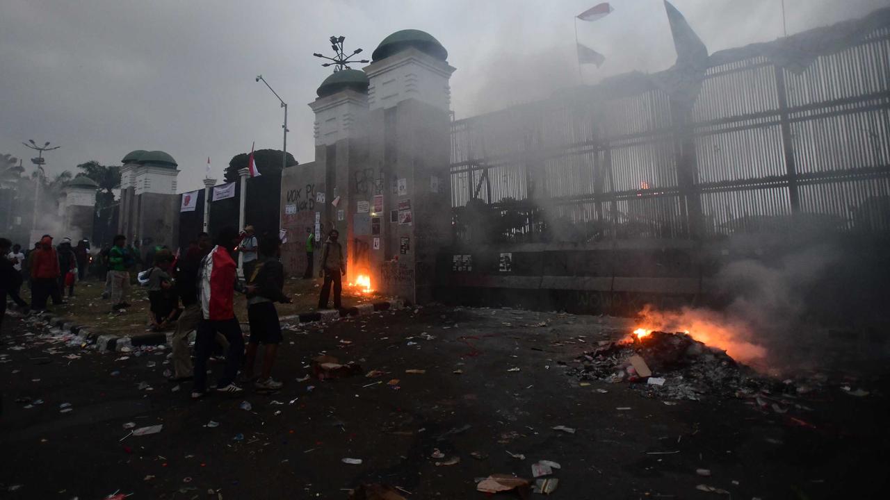 Water Cannon Bubarkan Massa di Gerbang DPR