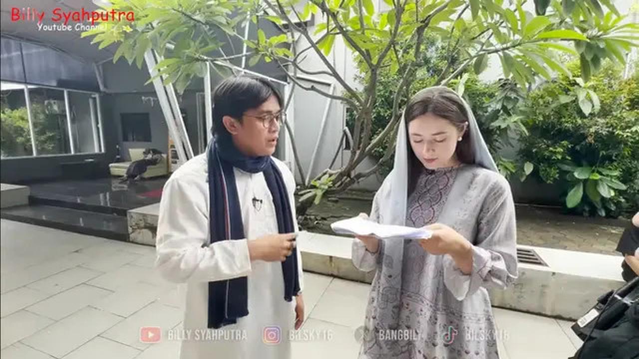 7 Potret Vika Pakai Kerudung, Billy Syahputra Ajari Pacar Bule Agama Islam