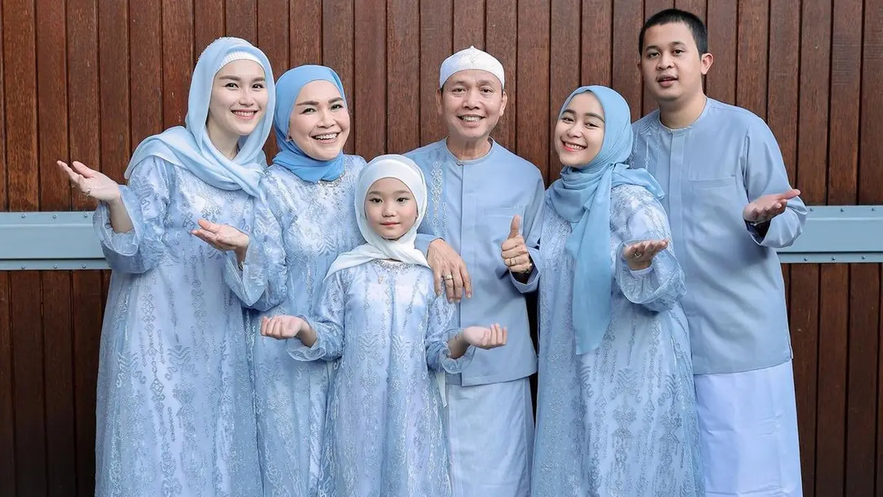 Ayu Ting Ting dan keluarga
