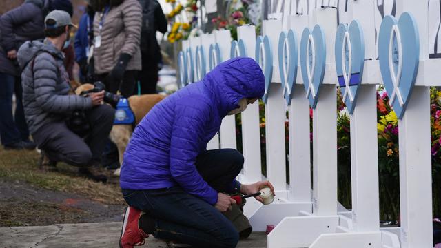 Karangan Bunga untuk Korban Penembakan Massal di Colorado