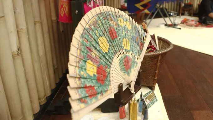 Kipas cantik khas Bali ini terbuat dari limbah